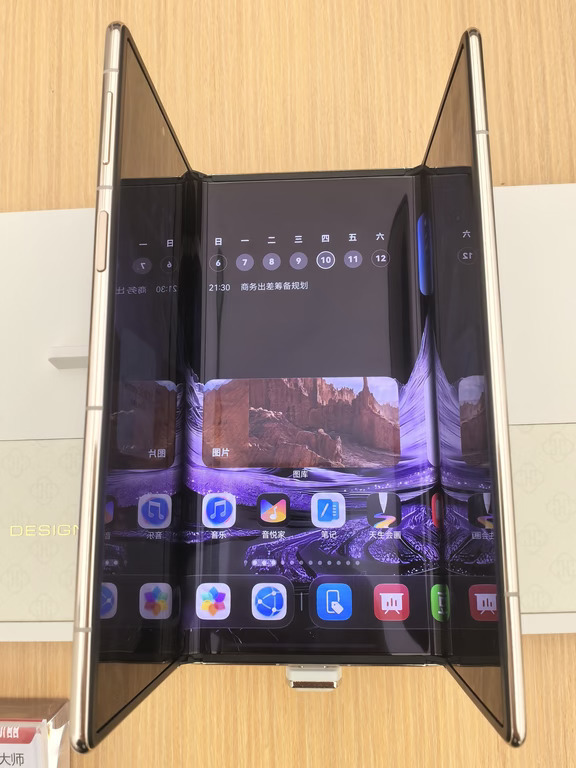 全新展翼三折叠，质感真的太好了 #华为MateXT2