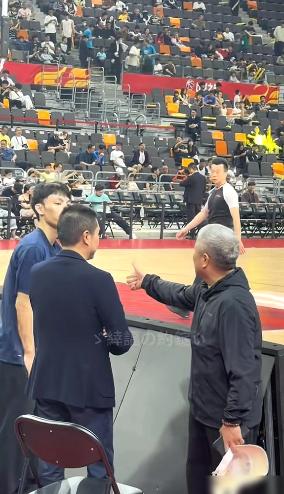 70万年薪，被首富摸头点赞。 这画面，够魔幻吧？ 看看账本：胡明轩...