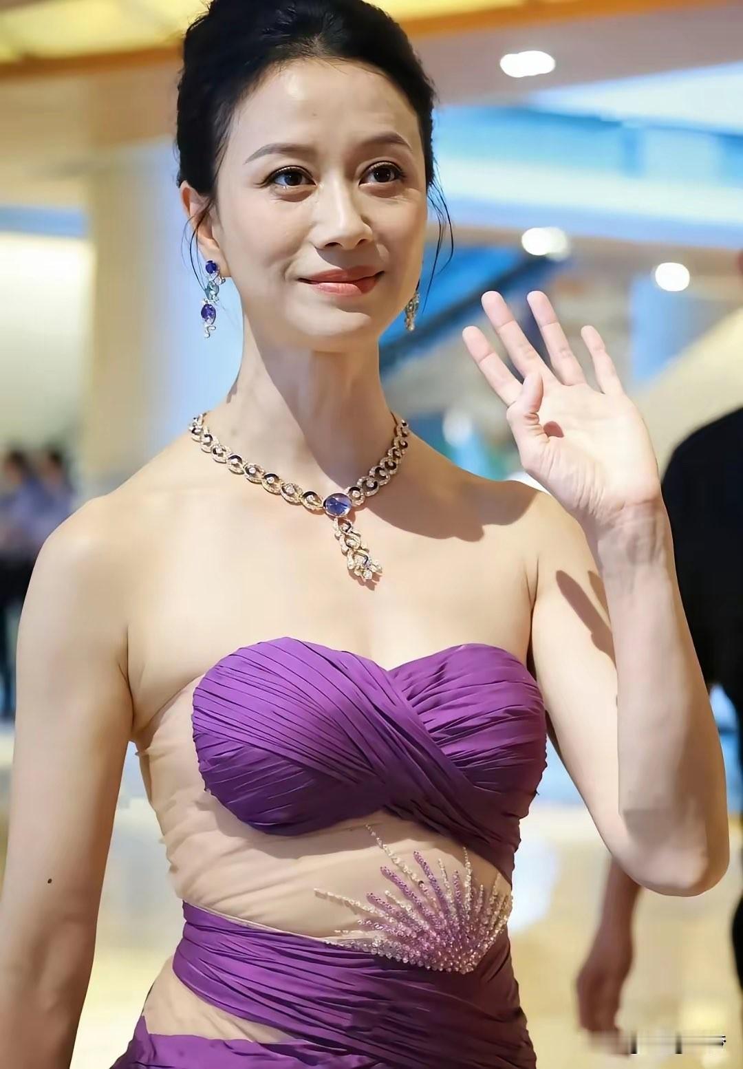 “放着我来！”这句台词一响，无双的脸庞就在眼前。倪虹洁把无双的温柔和卑微演绝了。无论是面对白展堂的闪躲，还是吕秀才的犹豫，她的爱总是那么小心翼翼。她是观众心里最可爱的无双，也是最让人意难平的好姑娘。你当年看哭过吗？