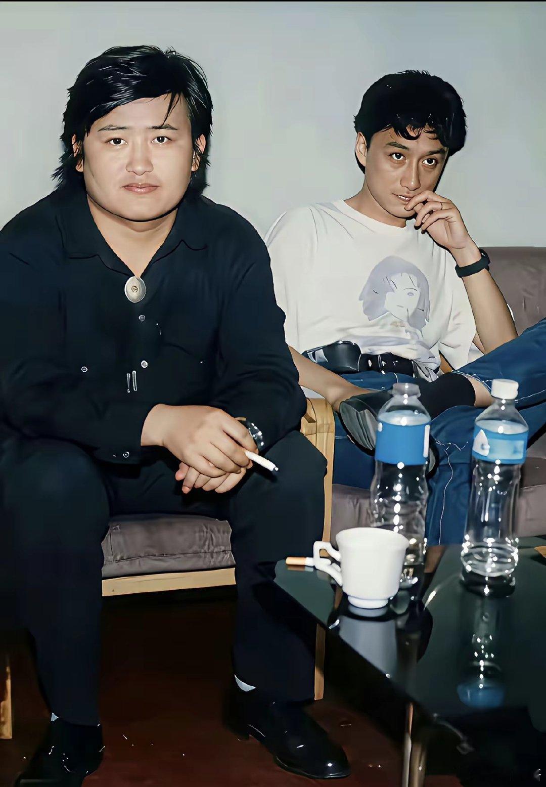 刘欢旁边是陶金！两人都去世了，陶走得更早，几十年了。发现顶尖人物消耗也很大，那个跳健美操的马华，也早早转世了。刘欢只是没活到平均，还不算太短寿的。那个年代的男生普遍学习抽烟喝酒，不过作为唱歌的，刘欢应该抽得不多，但酒有可能喝得很多。 ​