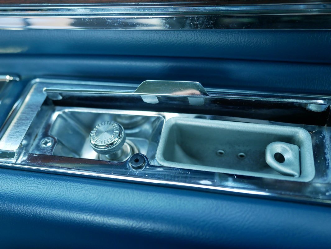 网上搜集的1972款凯迪拉克series 75(Cadillac Fleetwood Series 75 Limousine)内饰细节及机械细节高清图（三）。 ​