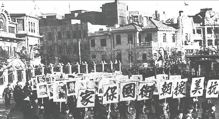 1950年，霍英东送给志愿军的货物被海盗劫持，他自己也被海盗用枪顶头，霍英东的呼吸仿佛都停滞了，生死一线，他做出了一个决定……
 
枪口顶在太阳穴上，很凉。霍英东没往后缩，只把微微发颤的手揣进裤兜。海盗头目脸上有道疤，斜过眉毛，正咧嘴笑，露出黄牙。“霍老板，货我们要了，你的命，看你出不出得起价。”