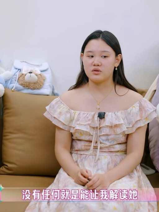 张家齐22岁退役，想拿回自己81万奖金里的一部分，妈妈一句“你又不懂”就给挡回去了。网友却吵翻了，但吵的根本不是钱，是父母与子女之间的边界感。


看似是母女为钱闹别扭。

其实是妈妈还没接受“女儿已经成年”这个事实。

父母总是会说一些老掉牙的话：“你再大也是我孩子。”

可孩子成年了，父母还在用