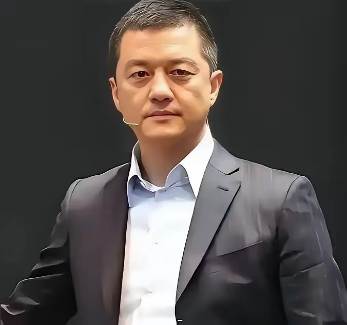 主持人问李亚鹏:“你为什么不做演员了？做演员比做直播要赚钱！”李亚鹏说:“我要是真想去挣钱，还是有别的事可以做，但我对个人的艺术表达已经没有什么兴趣了。”

这话不是2026年某场直播里突然蹦出来的金句，根子扎在2010年前后他跟经纪人那段“每年只拍一部”的拉锯里。拍完《将爱》他跟鲁豫聊过，演戏是命