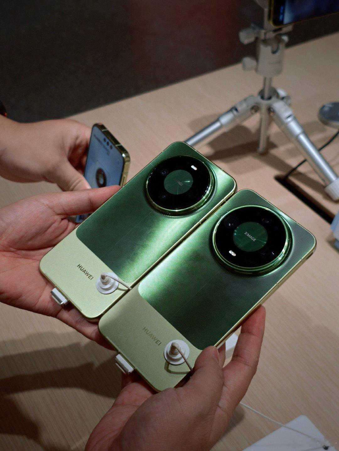 #华为Mate90系列正式定档10月1日# 

华为Mate90系列！上手了，感觉轻了好多！帅！  ​