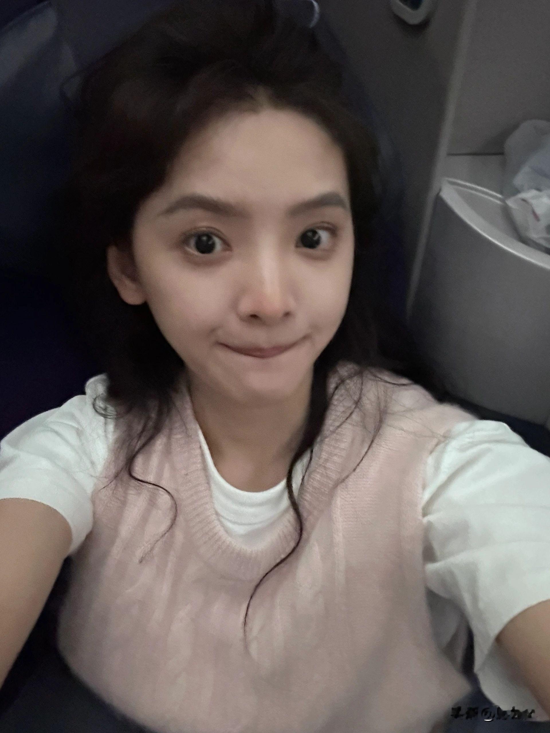 章若楠认知不清晰
不知道自己多美
明星素颜和普通人能一样吗？所以
明星才是明星

章若楠直播的时候被夸漂亮，她自己说卸妆之后大家都一样。
她每天有妆发师、造型师和摄影师的包装，能不好看吗？

其实区别大了。
起码底子才好，素颜根本不一样。
大家喜欢章若楠的颜值吗？

图源网络，侵删