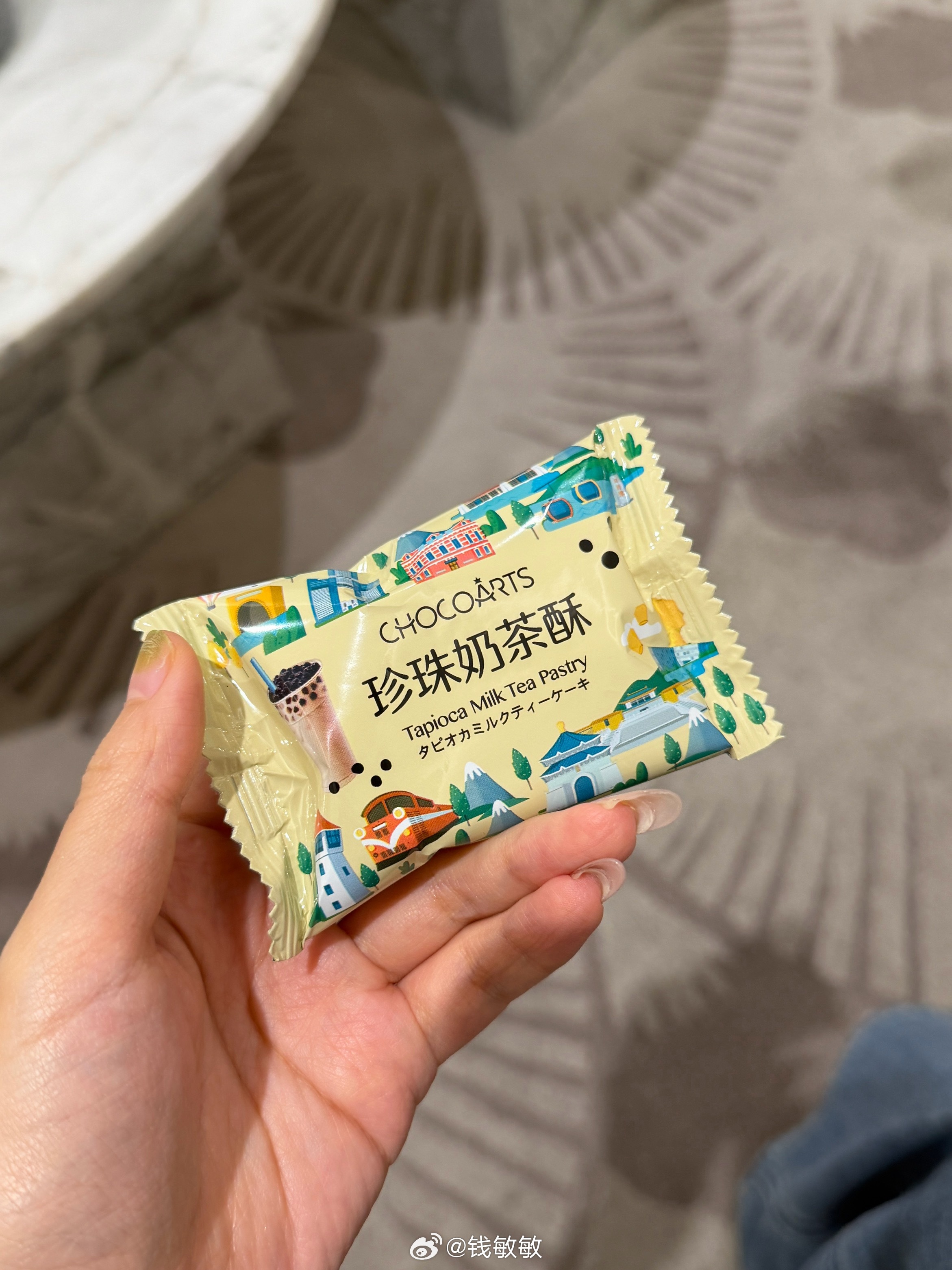 今天也是努力加班的一天 早饭还没顾上吃就是说 洪院给我塞了个好吃的 ​​​