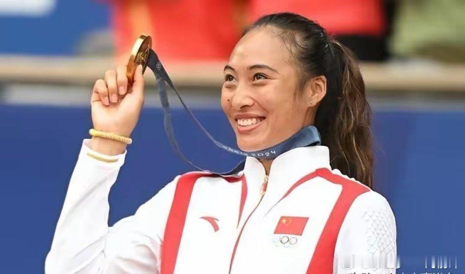 冠军！冠军！冠军！郑钦文中网一路高歌，战无不胜！终究会收获冠军。

主要原因有以下三点：
一、自从美网郑钦文从资格赛打入八强。确实来之不易，也体现了郑钦文坚持不懈努力的耐心和抗压能力。

两次让5追7取胜已经做到了一般人无法完成的艰难任务。

郑钦文也会因此（突破内心障碍）在今后的网球道 ​
