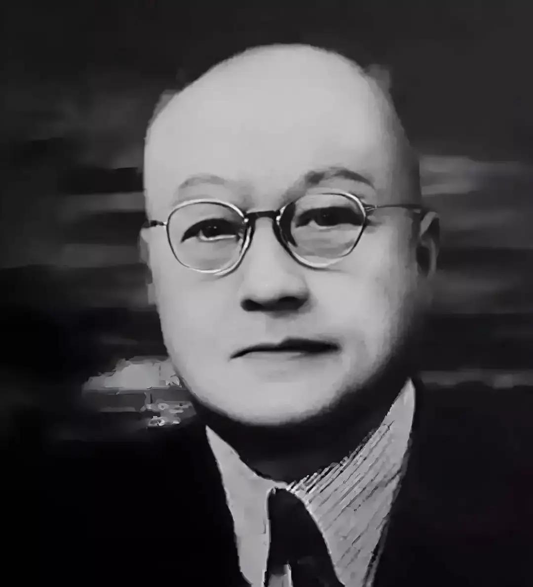 他害得多少家庭支离破碎，却活到八十岁寿终正寝！
 
徐恩曾在重庆接到那通电话后，手指在冰凉的听筒上停了好几秒。他缓缓走回书房，打开了那只随身皮箱。箱子里除了几件旧衣裳，就是那本翻毛了边的《曾文正公家书》。他的手没有去翻书，而是探向箱盖内侧一个隐秘的夹层，从里面抽出一张叠得方正正的纸。
 
那是一张提
