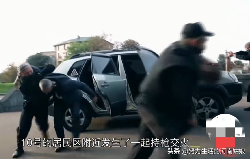 看到这条新闻十分震惊。乌克兰安全局与国防部情报总局人员，竟然在首都基辅街头爆发交火，还造成人员受伤。
 
战时两大核心强力部门内部起冲突，实在罕见。泽连斯基怒斥此事极其可耻，强调枪口应当一致对外，下令彻查、追责涉事人员及负责人。
 
双方对外说法前后矛盾，真实起因众说纷纭。大敌当前，自家强力机构却刀