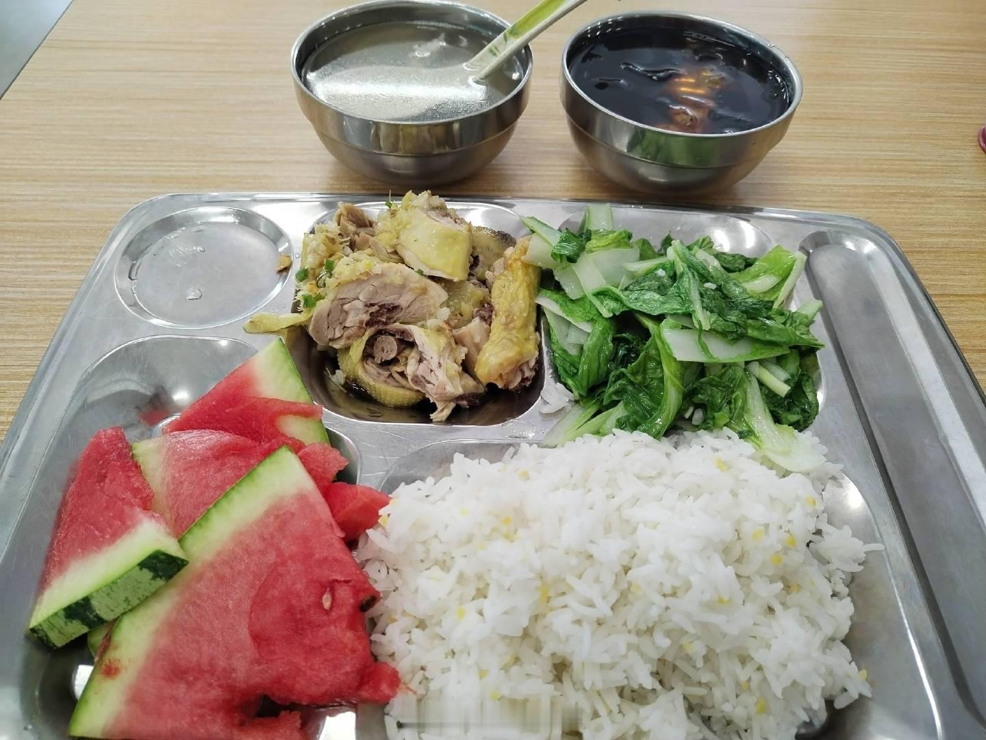 在大学教师食堂11块钱能吃到这些。 ​​​