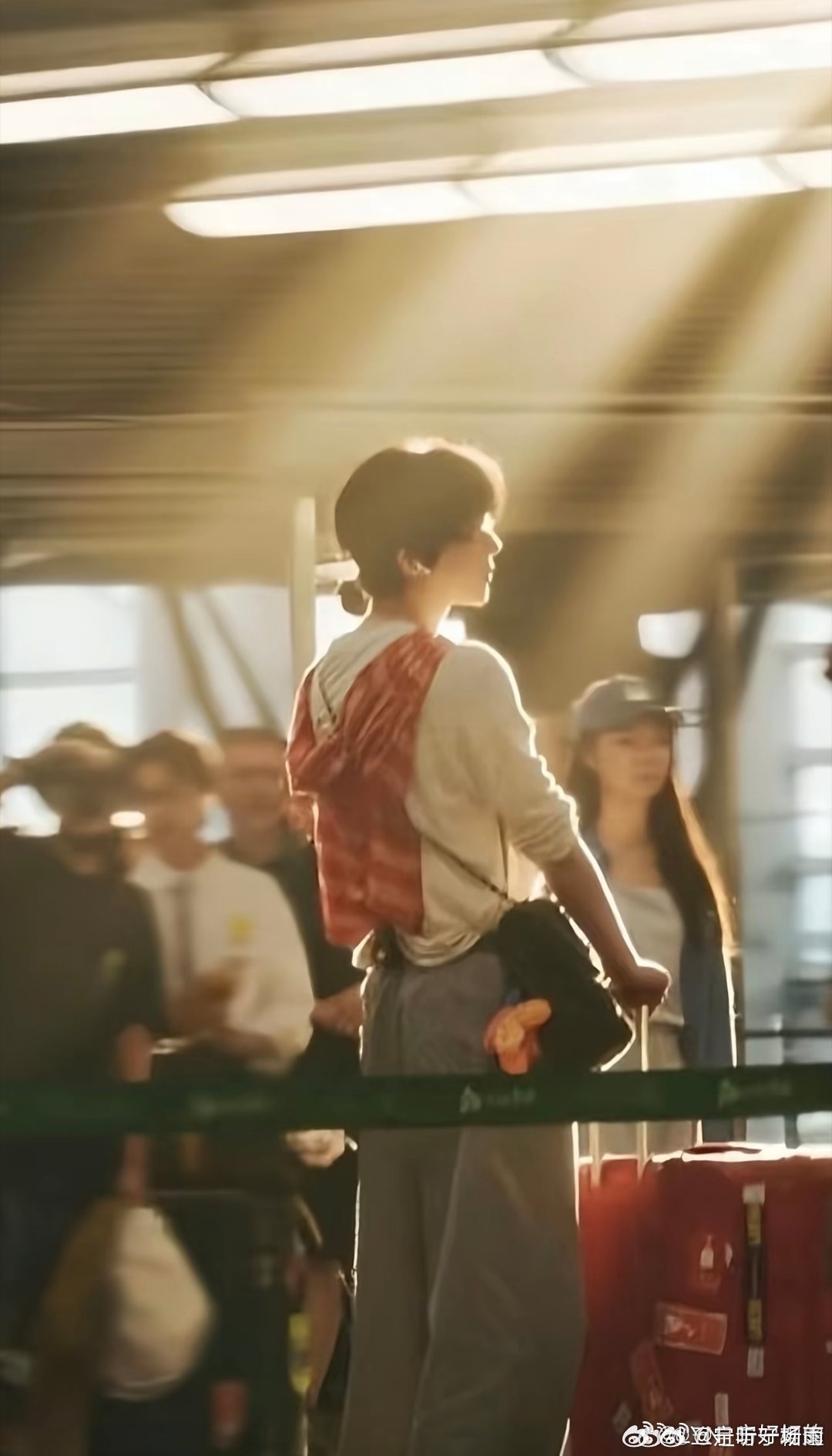#摩登兄弟[超话]##刘宇宁给Luke唱了进行曲# 看了很多次的背影 念念不忘[送花花] ​