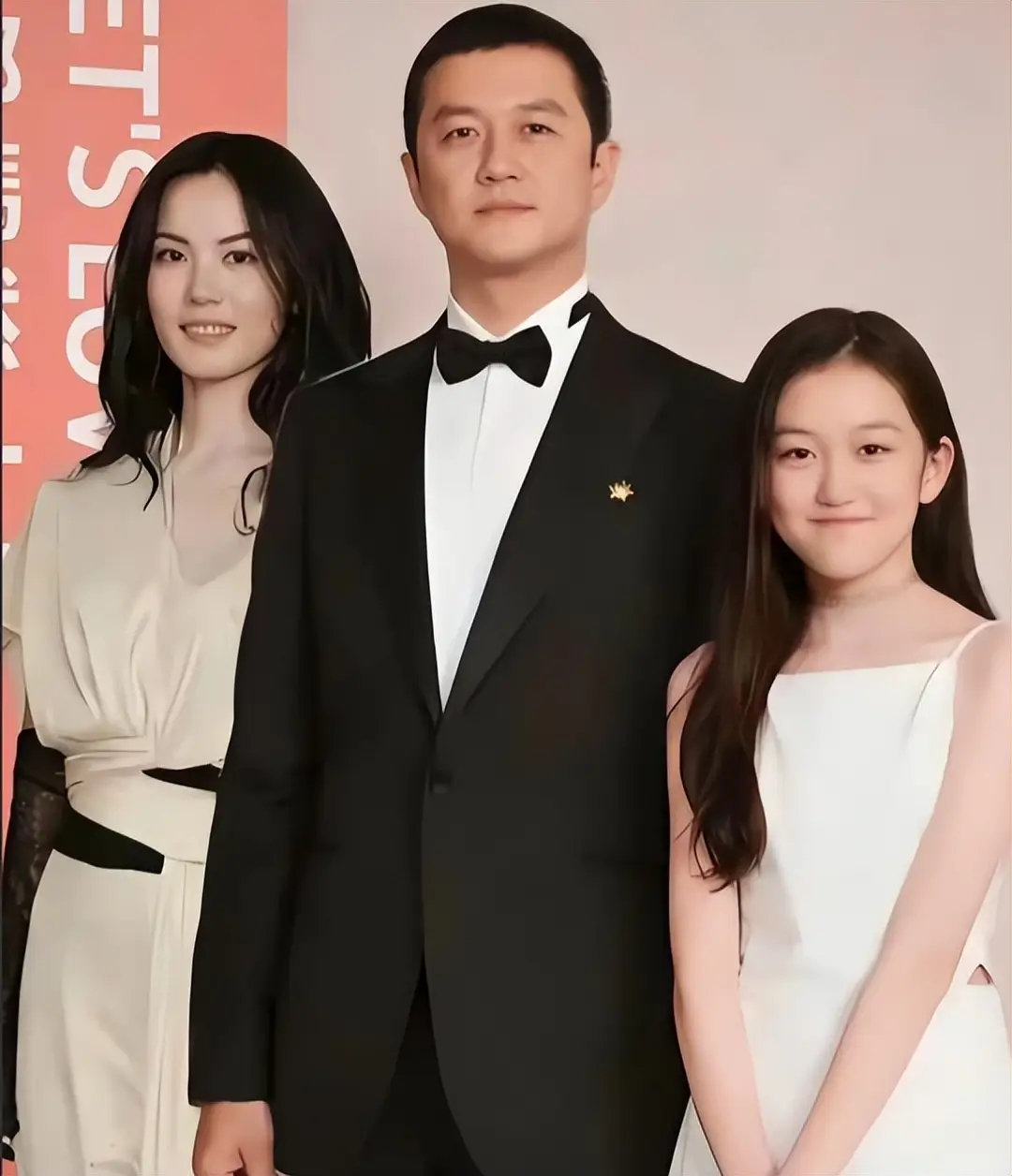 李嫣20岁近照大变样！身高175气质像极王菲，四次手术换来的从容。 ​