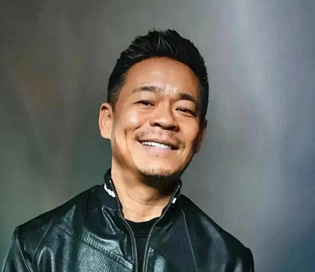 同龄人，同乡人，陕西籍演员孙浩一句“让我再婚，还不如去背沙袋”，戳中了很多人。今年58岁的他，选择不婚不育，面对催婚追问，直白道出心声。
 
很多人以为他是困在旧情里，其实并不是。他见过太多为了世俗眼光凑合的婚姻，一地鸡毛、互相消耗。在他眼里，婚姻不是人生必须完成的任务，不愿意为了一纸婚约，勉强走进