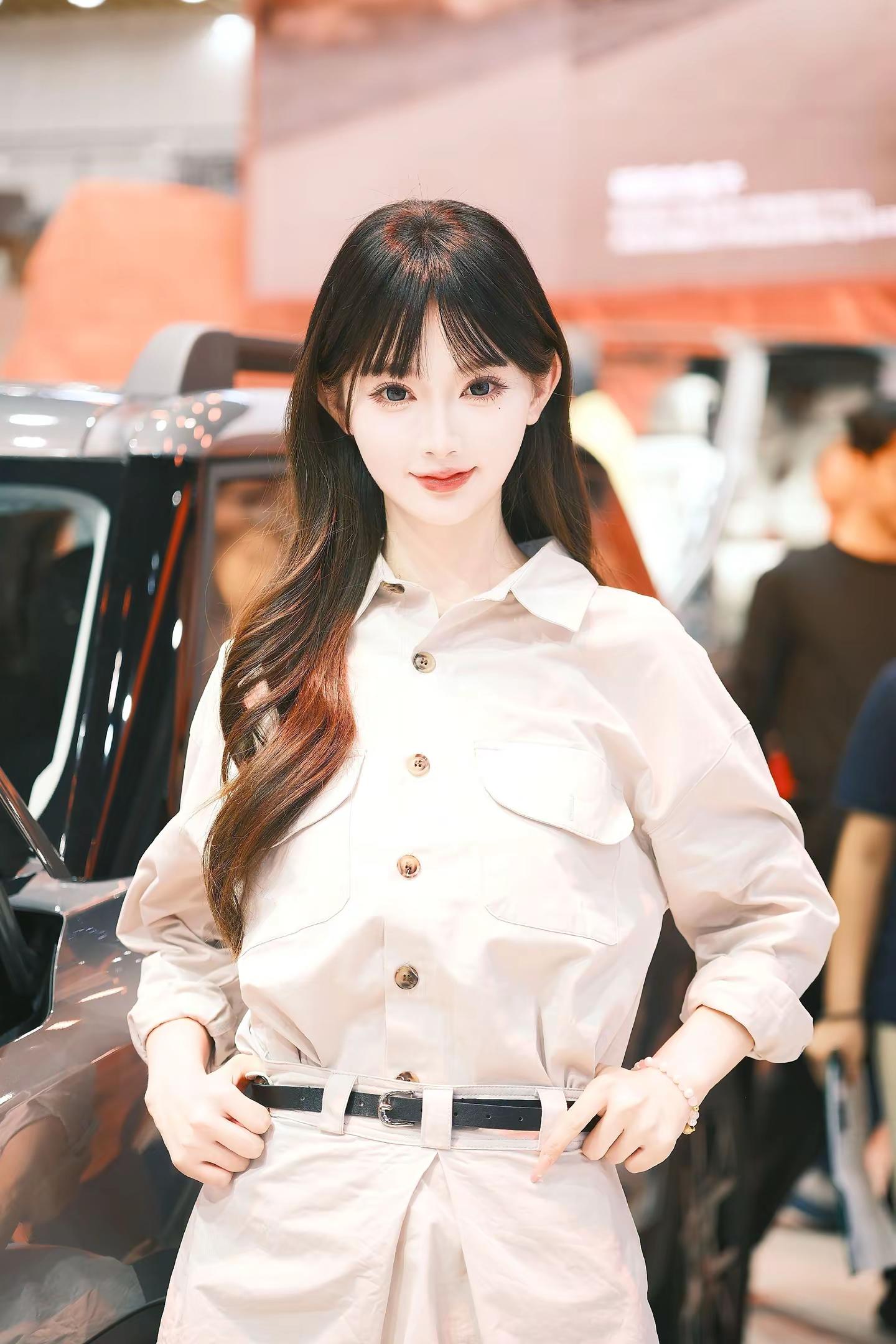 北汽越野车模小姐姐。