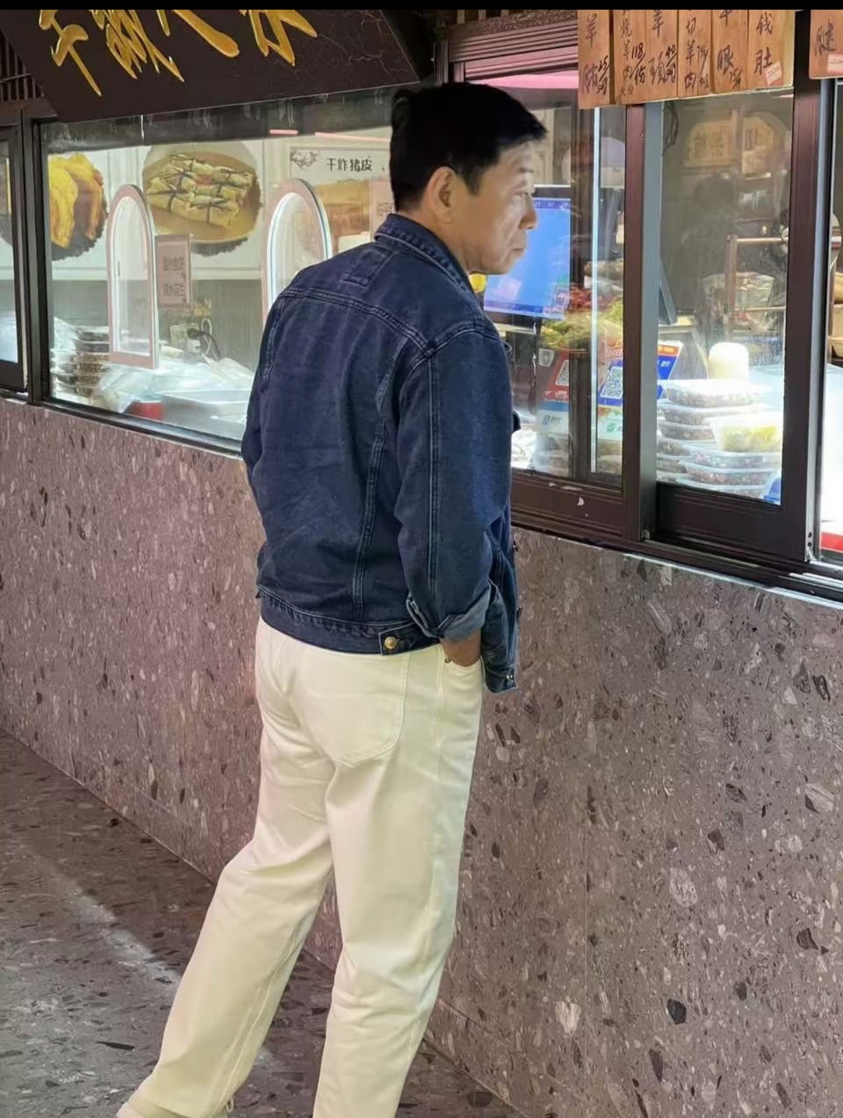 千亿车企老总逛杭州菜市场，接地气。
魏建军在各地出差抵达车站之后，常会抽出时间走入周边街区实地走访，深入市井观察普通民众真实的消费与出行需求。该行为体现他务实接地气的行事特质，始终坚持走出会议室，扎根一线感知市场，不会单纯依靠报表数据做决策。魏建军始终保持实业思维，优先看重产品落地与用户真实用车感受