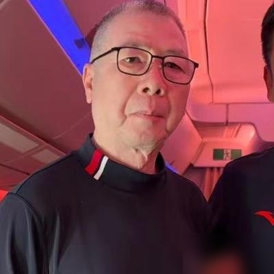 头等舱里，冯小刚穿着黑衣服站起来跟人合影，一点架子没有。68岁了，头发白了一大片，头顶那块白癜风更明显了。
就今年六月，他那部《抓特务》，雷佳音胡歌演的，筹备三十多年，上映二十天票房才一亿二。亏了。
九月他自己出来说，很对不起投资方，票房不好是事实，还觉得片子被网暴了。话里话外，全是心酸。
可