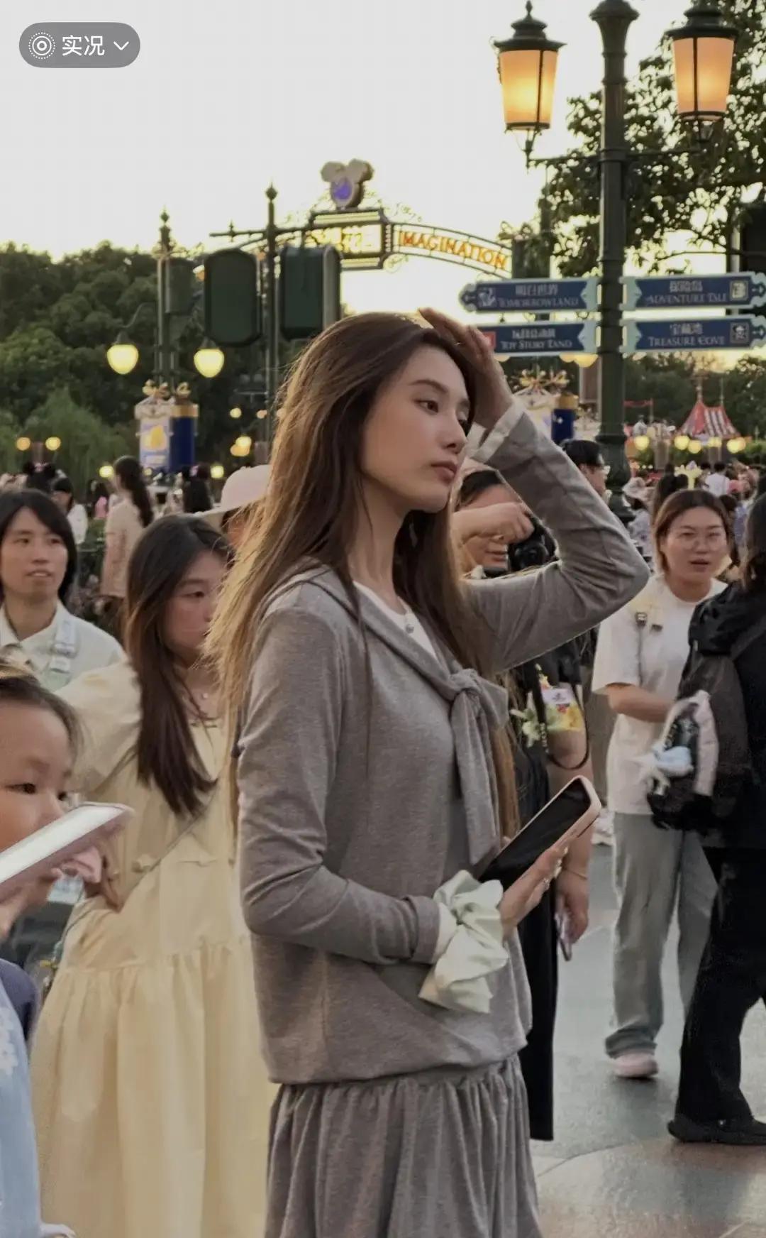 如果不是因为黄子韬，有多少人能一眼记住徐艺洋的长相？
坦白讲，每次刷到她俩同框，我都得在脑子里反应两秒：这姑娘到底美在哪？
放在普通人堆里，她确实算个清秀底子，五官挑不出大毛病。
但在美女扎堆的娱乐圈，这长相实在太吃亏了。
下半张脸略微有点凸，稍微带点苦相，缺少那种一眼惊艳的明艳大方。
没