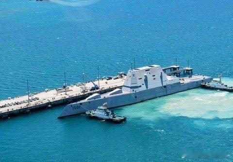 停靠冲绳白滩海军码头的DDG1001，摄于8月初#中外舰闻##武器装备##兵器影像# ​
