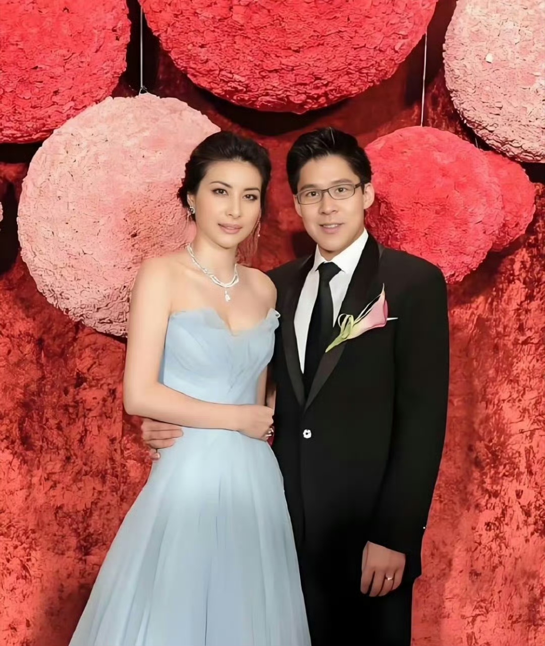 张家齐在《我家那闺女》里聊婚姻观，那叫一个实在。说不想太晚结，趁爸妈年轻能搭把手带娃；说另一半“不能比我差”，世界冠军的底气嘛，张口就来。然后她补一句：跳水队里嫁得最好的，是郭晶晶姐姐。

顺着她这话头扒了扒郭晶晶，越扒越觉得——张家齐羡慕的压根不是“嫁进霍家”，是晶晶姐那种“我先是我自己，再是谁的