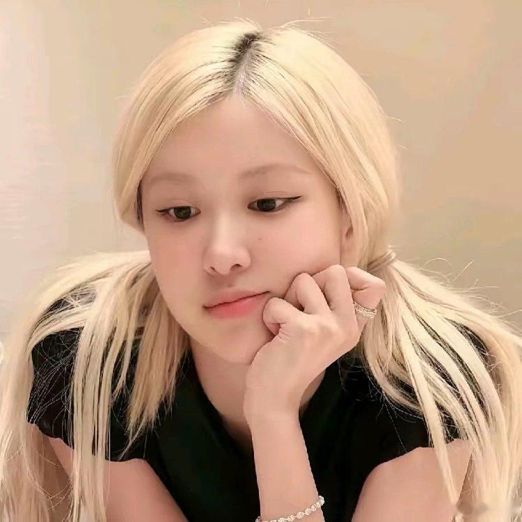 #ROSÉ[超话]#  



#朴彩英solo# 
姐姐的新照！ ​