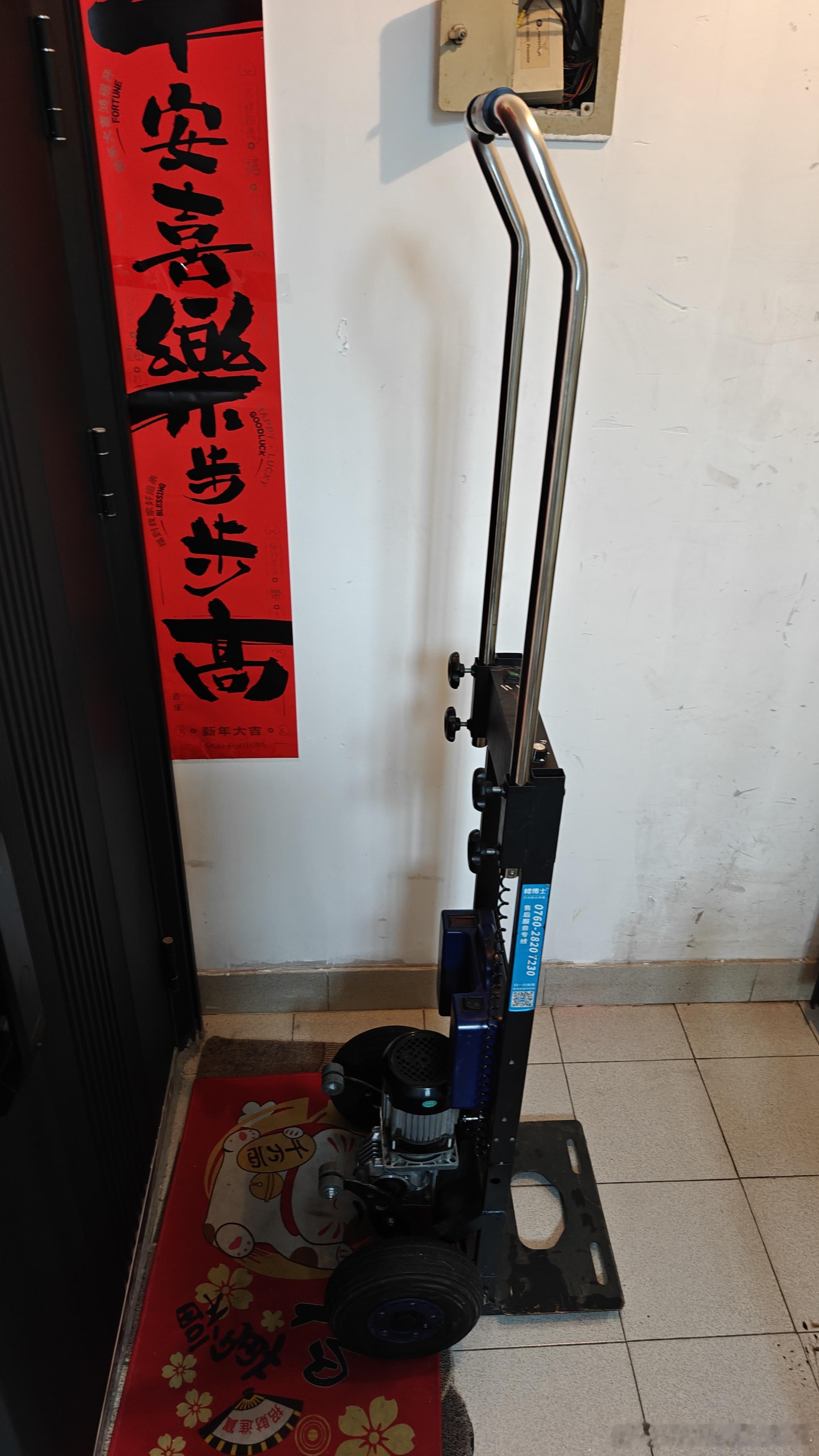 家里的老款冰箱用了很多年，缺点是容积小，又结霜，到了该淘汰的时候了。过去要换一台冰箱可麻烦了，要到大商场去选购，转得晕头转向也不知选什么牌子的好，选好后还要焦急地等着商家送货上门来。现在不用这样了，因为有网购。昨天下午在网上选中了无锡产的“索尼”冰箱，容积比老款冰箱大了近一倍，而 ​