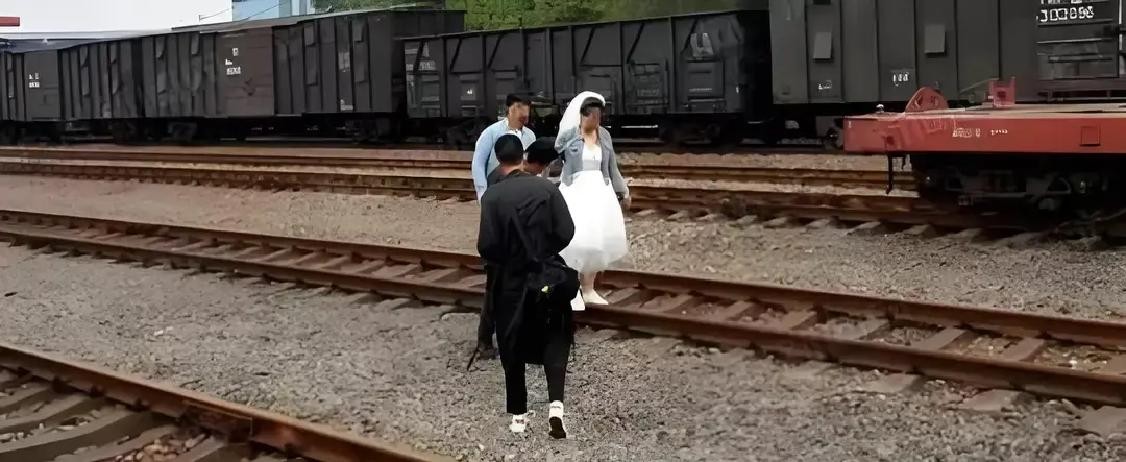 法律里没有一个统一的“出轨罪”，但一旦碰到婚外亲密关系，很多时候就已经踩到法律红线了。

先说最常见的：和婚外异性发生不正当关系。这个在生活里大家都懂，感情上已经越界了。别总想着“只是玩玩”“没到那一步”，真闹到离婚官司里，这些细节都可能被当成过错来分财产、谈赔偿的时候，影响都不小。

再往下就是那