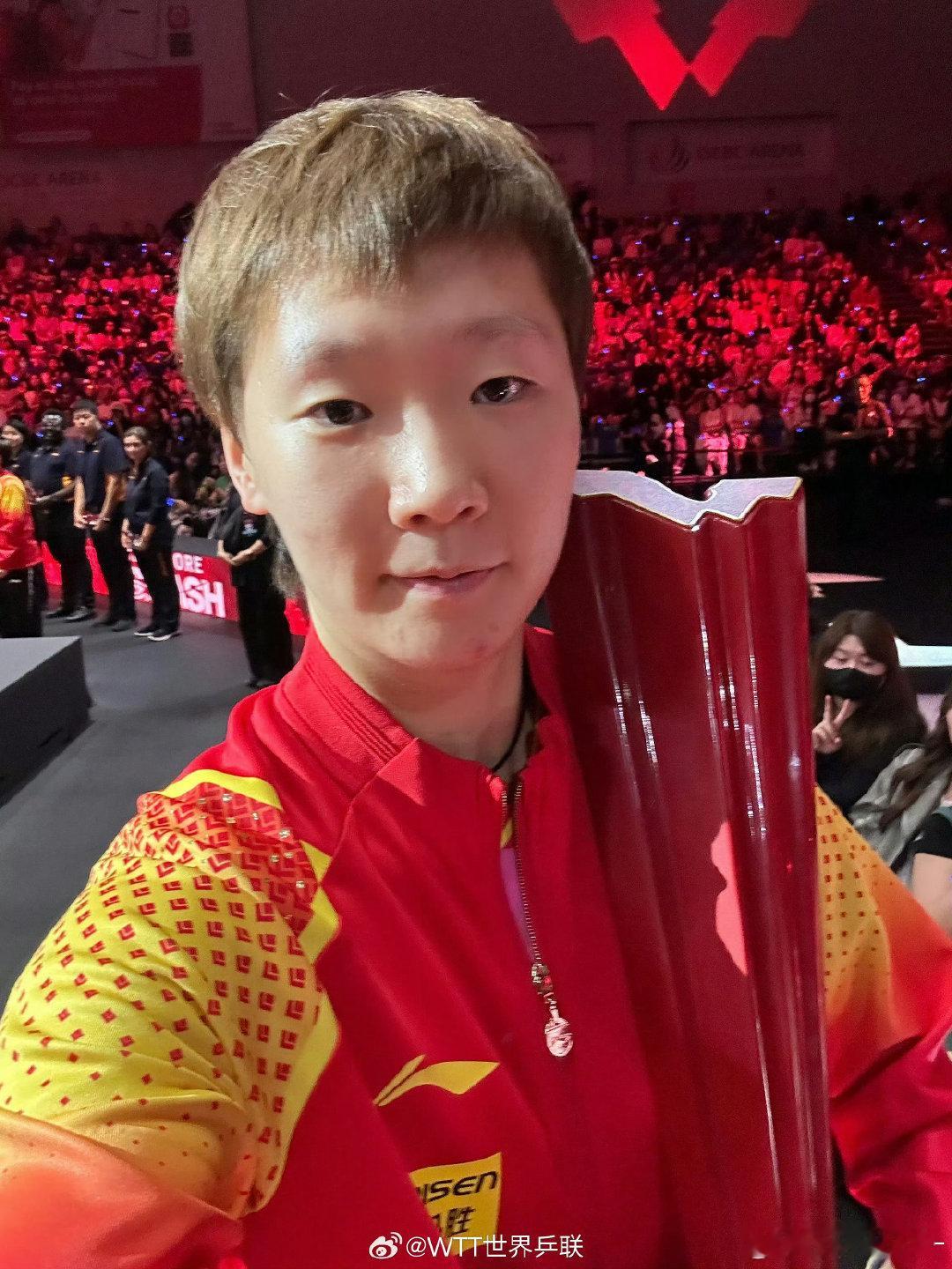 2024年新加坡大满贯女单冠军🏆
2025年中国大满贯女单冠军🏆
2026年瑞典大满贯女单冠军🏆
再次㊗️贺王曼昱夺冠
健健康康的涨球，封训一切顺利！ 
#王曼昱WTT大满贯单打三冠王# 
 #WTT世界乒联恭喜王曼昱# ​