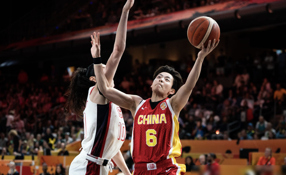 硬抗包夹被打脸，她却把美国主帅打服了。
9月4日的中美大战，美国队疯狂包夹张子宇，连推带拉，动作大到直接打在了她的脸上。
对手疯了一样加快转换节奏，切断所有传球路线，死活都要把这个内线巨无霸推出禁区。
面对绞肉机般的防守，小姑娘一步没退，硬生生顶在篮下，这股狠劲连美国队主帅都眼馋，直言WNBA