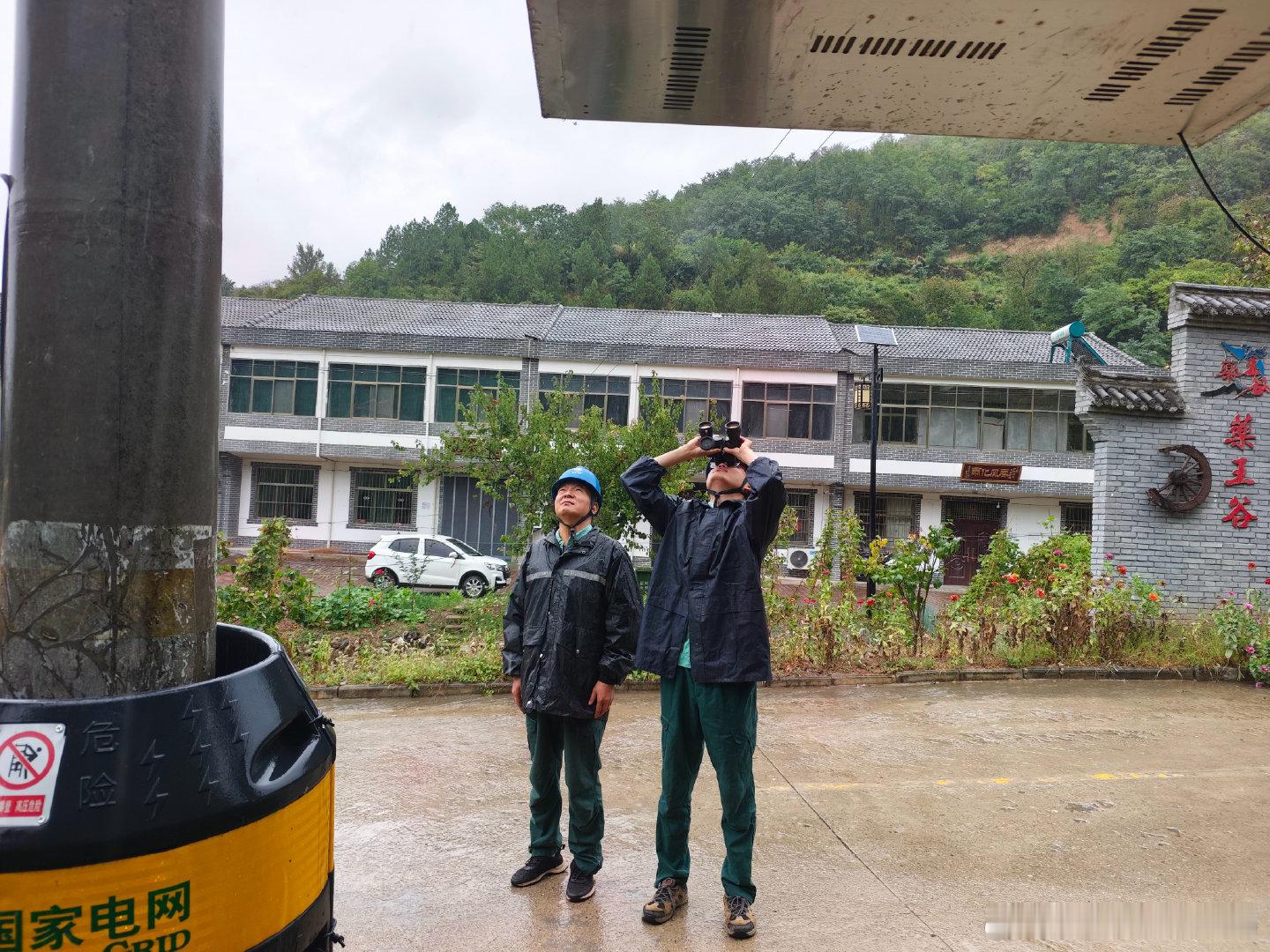 #双满意在行动##做好人民电小二#【太白公司：应对连阴雨天气  巡检保供电“不打烊”】9月10日，太白公司 针对持续降雨天气状况，加大特巡特护频次，严防次生自然灾害影响供电安全。（太白公司：于凡） ​