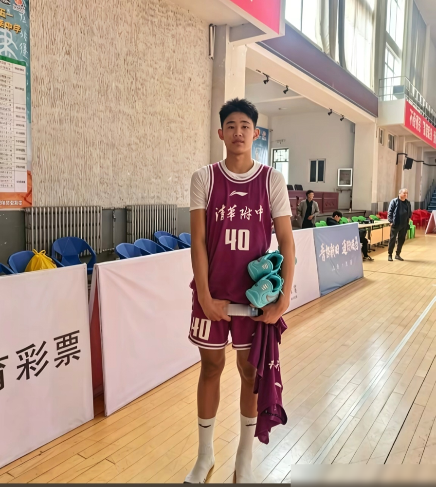 杜锋这儿子，16岁就1米95，这是要把他老爹的天赋全给抢过来了。
他这身体，简直就是个BUG，臂展2米05，比身高还长10厘米，助跑摸高3米51，这玩意儿在同龄人里头，根本就是降维打击。
关键人家走的还不是体校那条老路，直接上的清华附中，一边当学霸，一边在全国U15联赛砍下31分10个篮板，真不