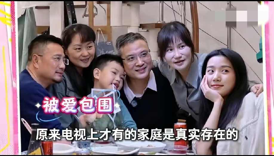 原来充满温情的原生家庭真实存在，只是这份本该寻常的温暖，成了很多人向往的模样。看卢昱晓与妈妈自然亲密的相处片段，便能读懂大家口中江浙沪独生女的底气。