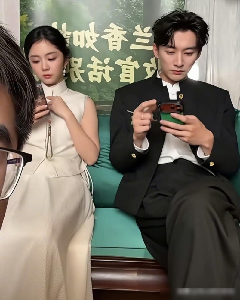 谭松韵举着奶茶愣在原地，刘学义嘴里还叼着半截鸭脖。直播间开了，俩人谁都不知道。
这是《兰香如故》收官夜，刚录完一整天团综，妆都没补就被推上来了。一个眼神放空，一个腮帮子鼓着，弹幕直接炸：像极了上课偷吃被老师点名的同桌。
更好笑的是，主持人问会不会二搭。谭松韵说“随缘”，刘学义嚼完鸭脖补了句：有好