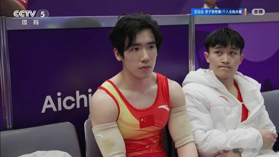 #张博恒 亚运体操#在2026年爱知·名古屋亚运会体操男子个人全能决赛中，中国选手张博恒以总分85.065分成功卫冕，夺得冠军。这场比赛于9月21日举行，张博恒在自由操、鞍马、吊环、跳马、双杠和单杠六个项目中发挥稳定，其中双杠项目拿到全场最高的14.700分。他力压两位日本奥运冠军选手冈慎之助（84.698 ​