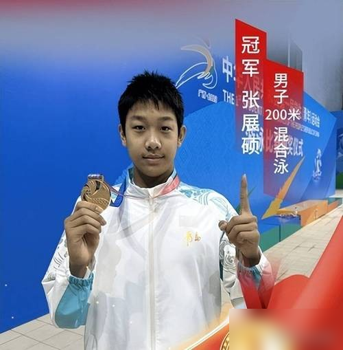 张展硕拿了7块金牌，破了亚洲纪录，结果男子MVP给了个拿2金的泰国人。
亚奥理事会那5个评委，把票投给了汶颂。
这小伙确实猛，百米9秒90，预赛半决赛决赛三枪全破10秒，200米追平亚洲纪录。
但问题来了，自1998年设这个奖，男子MVP头一回落到中日韩之外。
泰国媒体先爆的料，咱们这边还在