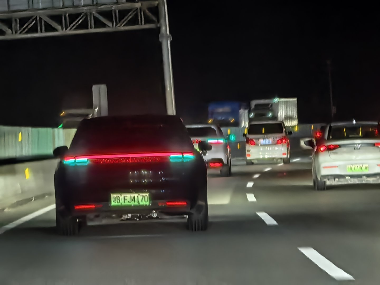 小蓝灯这东西，也不是只有零跑一家晃眼睛

同样来自杭州的极氪，也挺晃[二哈]

对比来看，理想和华为的小蓝灯会相对柔和 ​