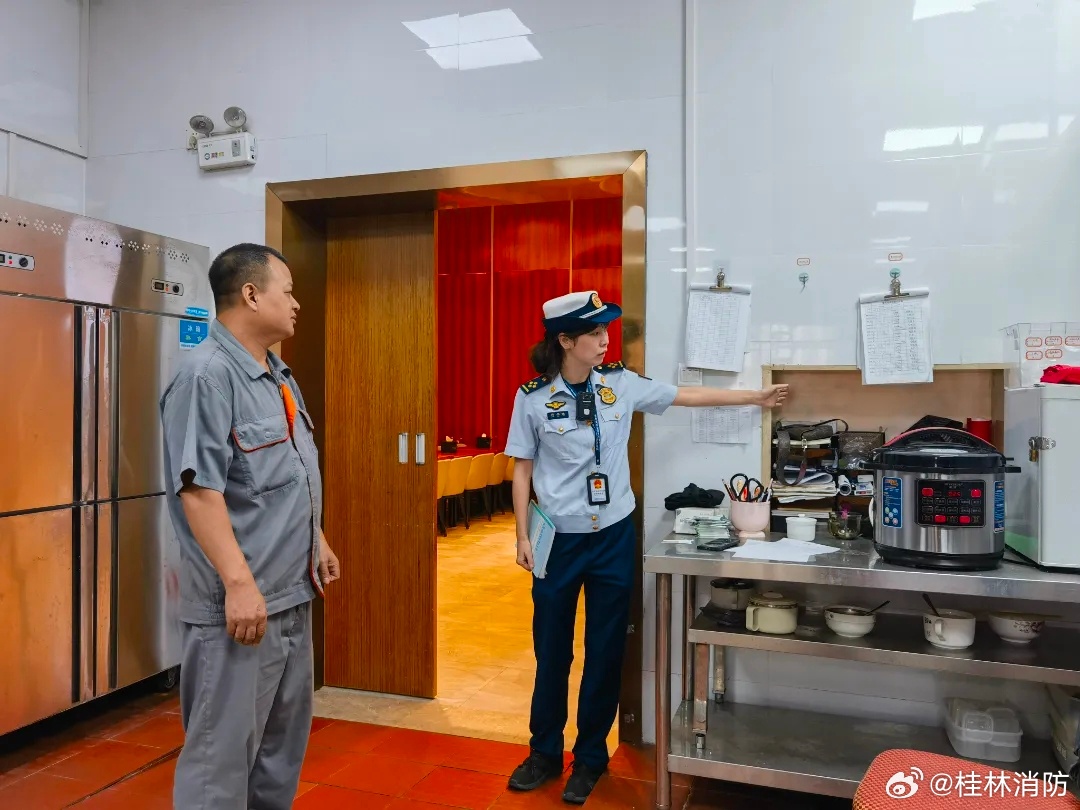 #直击身边火灾隐患# 近日，在开展消防安全专项排查时发现: 叠彩区欧暇地中海酒店存在消防控制室无人值班值守；消防控制室台账资料缺失；电梯前室堆放杂物，堵塞应急逃生与救援通道；厨房未进行防火分隔等火灾隐患。执法人员依法向该酒店下达责令改正通知书，逐项列明隐患问题，明确整改标准 ​