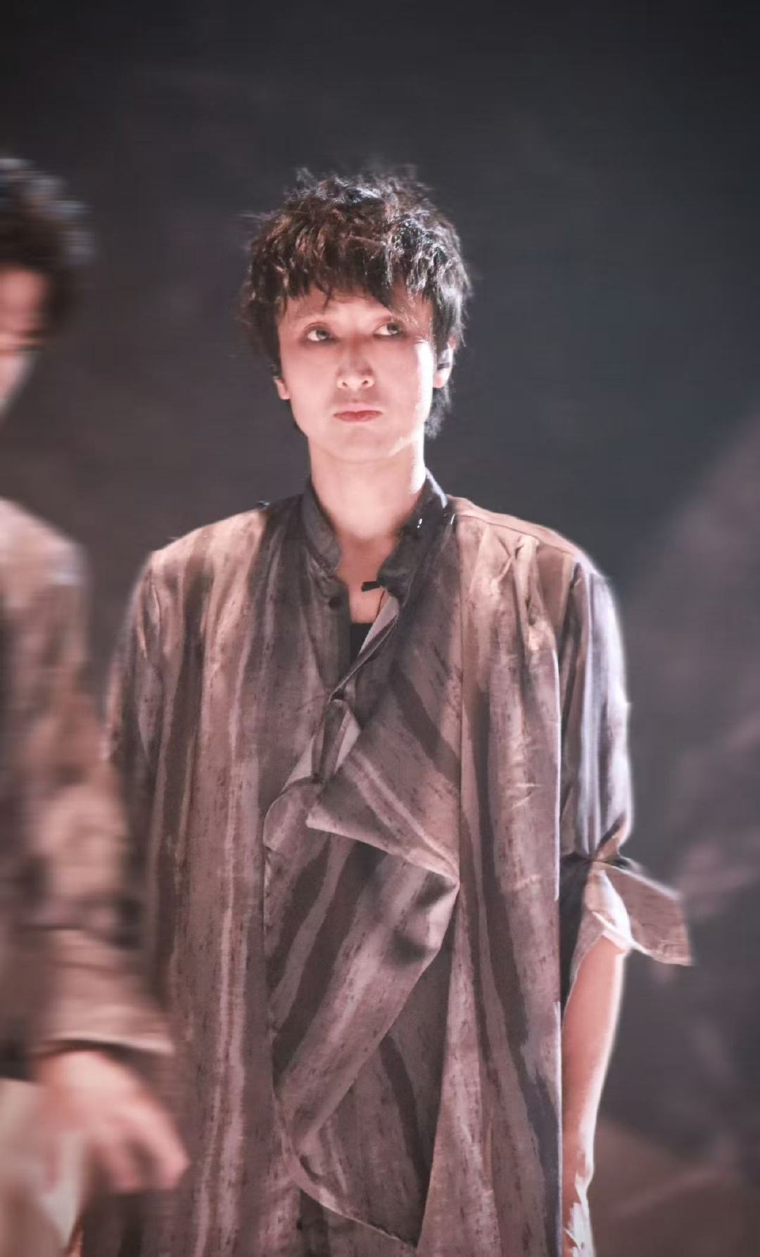 #谁给王传君化的妆# 王传君今晚的造型完全踩中《野人》舞台精髓，淡烟熏妆烘托野性，随性长衫配上不羁发型，已经开始期待王传君的表演。 ​