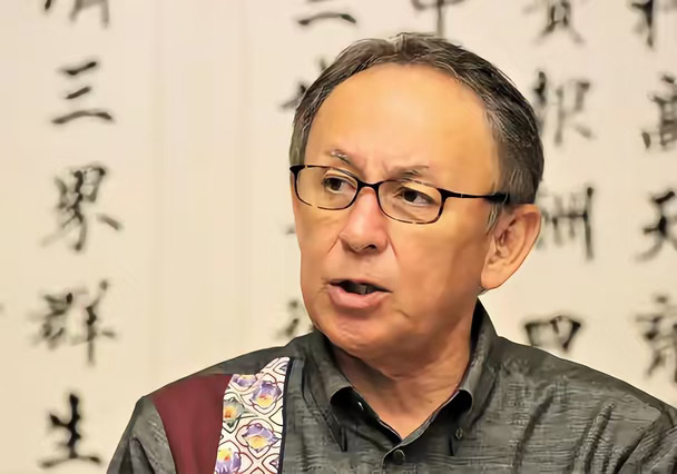 高市早苗这是走火入魔了！放着日本经济困境不管，偏要对冲绳知事下死手，就因人家对华务实！这种容不得半点不同声音的作派，哪还有气度？怕不是被“抗中”执念逼得夜不能寐！奉劝一句：与邻为善才是正道，搞政治迫害，只会搬石砸脚！