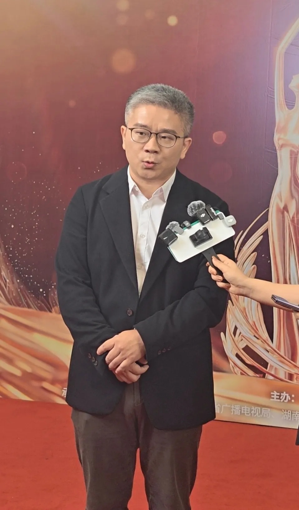 微短剧《家里家外》获年度微短剧、年度导演等5项大奖，实现“金鹰大满贯”，主创：第三部预计11月开机，征集了一百多个真实故事

9月29日，第16届中国金鹰电视艺术节・微短剧荣誉单元在湖南长沙举办。本次活动由中国电视艺术家协会、中国文联网络文艺传播中心、中国艺术报社、湖南广播影视集团有限公司 ​