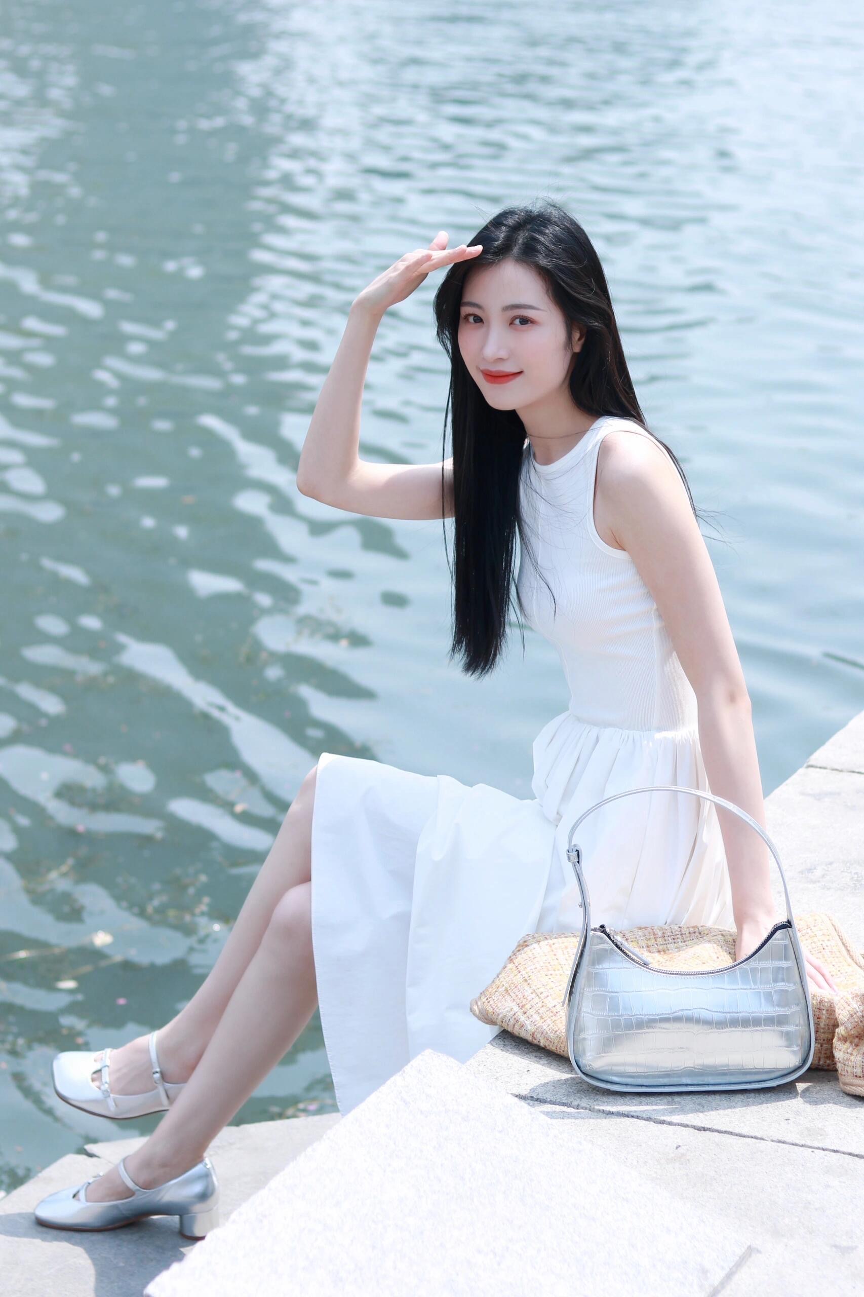 都市风穿搭，优雅白裙搭配格纹外套，尽显时尚与气质！