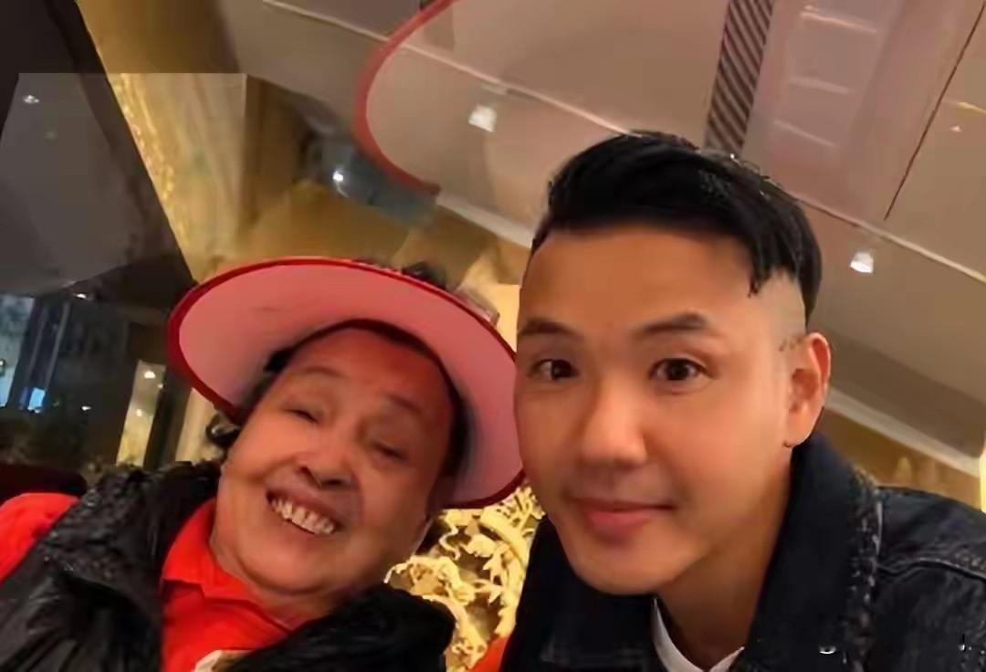 陈建州奶奶走了。
并不是死于意外。
也不是死于贫穷，更不是死于自然规律，而是死于疾病。
 
消息传来，让人心里不由得一阵唏嘘。
很多人印象里，老人家身体一直还算硬朗，谁也没有想到，一场病痛，最终还是没能熬过去。
 
作为陈建州的奶奶，老人家一辈子朴实低调，很少主动出现在大众的视野当中。儿孙常年身处娱