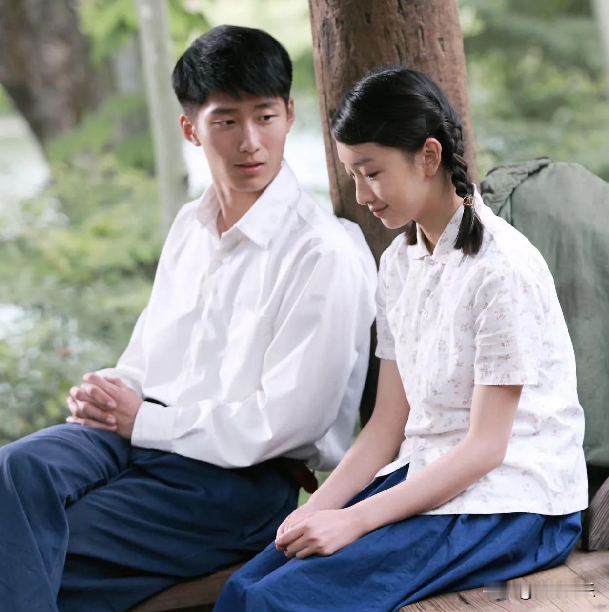都说真性情最可贵，越真越招人疼，可我突然有点理解窦骁了，14年前他和周冬雨站一起，是张艺谋都认证的干净；后来才明白，这&34;干净&34;里，藏着分手的伏笔。

周冬雨见孙红雷，张口就喊全名，把孙红雷干懵，气得他对外说这孩子最起码礼貌都没有。见到华谊老板王中磊，她还凑上去问&34;你是谁啊&34;，场面一度特别尴尬。

有