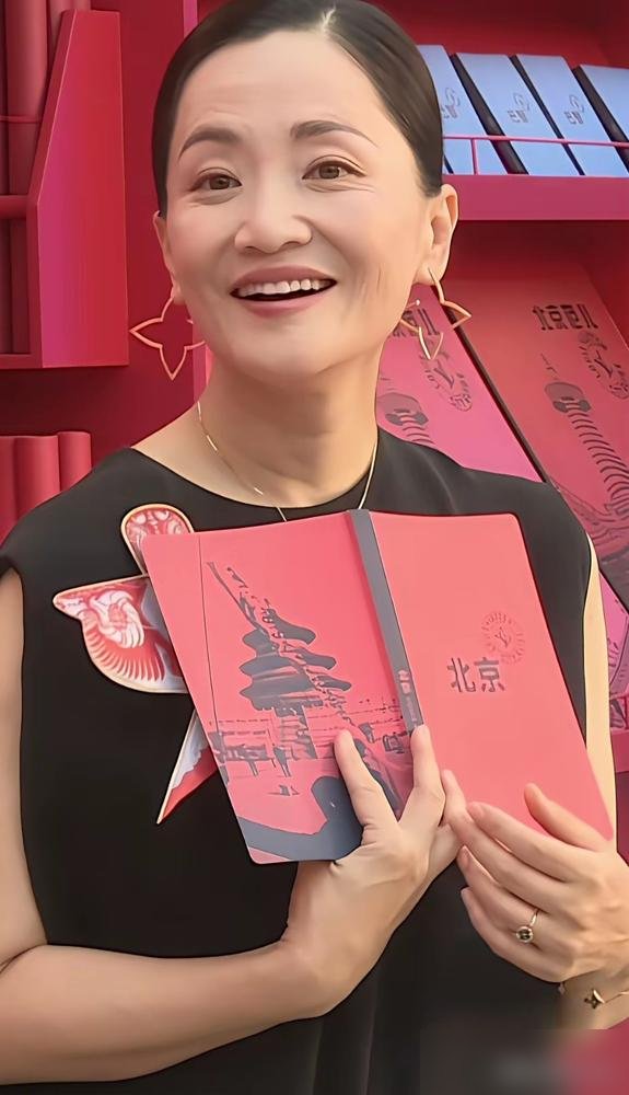 金莎拒演肖战他妈，转头给任敏当了妈。两人只差16岁。

《锦绣安宁》里她一身古装端坐堂上，弹幕全在问：这是金莎？
对，就是那个唱《星月神话》的，那个被群嘲“一把年纪还装少女”的。
这回她不装了。
演妈，演得四平八稳，观众反而买账，说她是全剧最顺眼的角色。

前阵子她穿条宽松裙子被拍，全