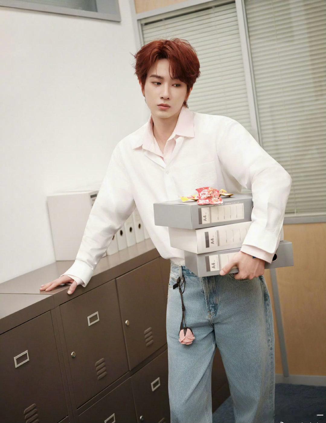 #李宏毅岐凤殷# lhy#李宏毅阴长黎# 

想被秋天卷起，卷进温柔的秋风里，柔软的☁️云朵里，还有橘子味的拥抱里​