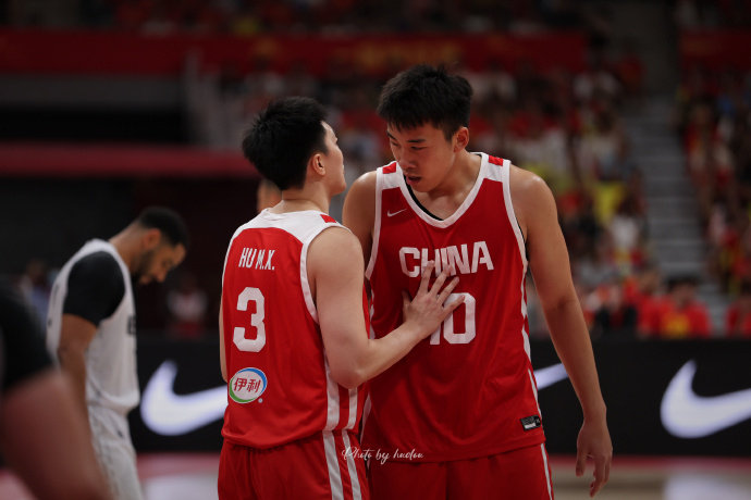 结束今晚比赛后，中国男篮将连夜前往机场返程国内。
卡塔尔时间凌晨出发，北京时间28日下午抵达杭州，准备下一场对阵黎巴嫩的比赛。
日夜兼程，大家都辛苦了！

#中国男篮26分大胜卡塔尔男篮##中国男篮# #中国男篮vs卡塔尔男篮# ​