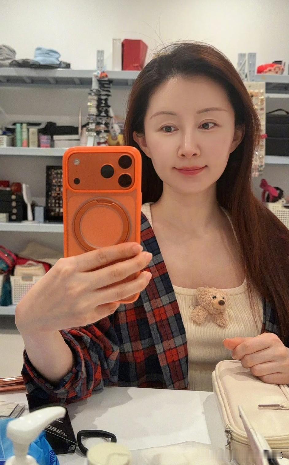 舒畅这张居家自拍状态真不错，今年38岁了。之前网上还有不少声音说她苍老憔悴，看看这组照片，本人状态稳稳的，温婉恬静，不用被外界的评价定义，自己舒服最重要。