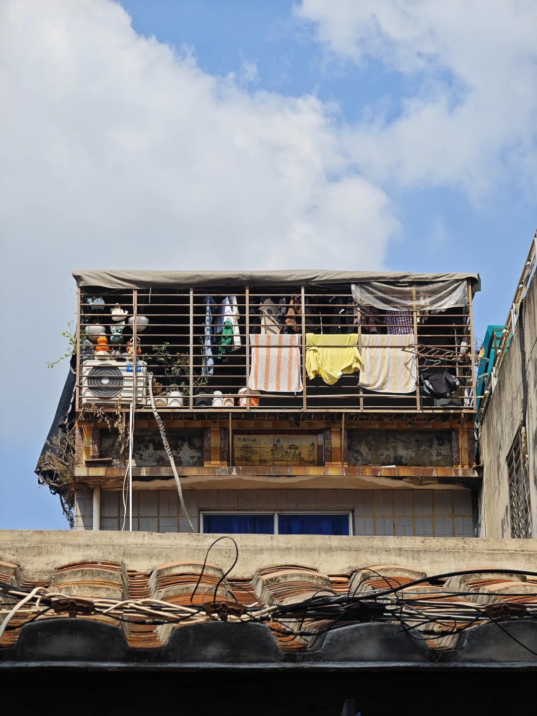 这种旧旧的矮房子有种说不清的美感