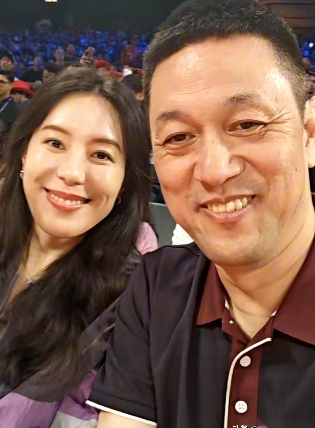 李斌带着戴牙套的妻子王屹芝跑到澳门看NBA中国赛，观众席自拍里姚明也跟着晃了个镜头。
十几年前王屹芝在NBA球场用全英文做主持时两人还不认识，如今一转眼连孩子都生了三个。
频频同框营业的这对夫妇，接下来要面对的事，就是怎么把家庭和睦的私生活继续兑现成品牌形象的加分。
其实明眼人都能看出来，李斌最近的