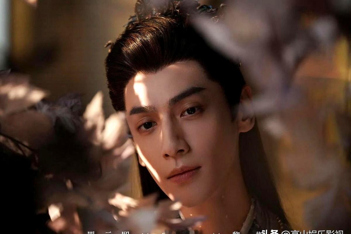 活人怎么查自己的死因？罗云熙新剧《魅影神捕》开局就丢了个炸弹。

他演的黎斯，明面上是潇洒的青阳公子，底牌却是当年“死遁”的四皇子。为了揪出害死自己的幕后黑手，他直接潜伏进神捕司。

表面谈笑风生，背地里步步布局。

古装气质依旧在线，打戏出彩。这种“自己查自己”的悬疑局，算是踩在观众痛点上了。就问